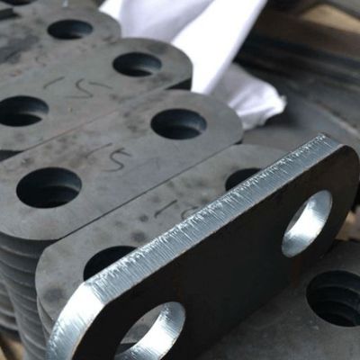 Pièces de coupe de plaques métalliques personnalisées en acier au carbone qui irradient de nombreux domaines industriels